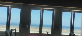Apartment on the sea wall with exceptional sea view