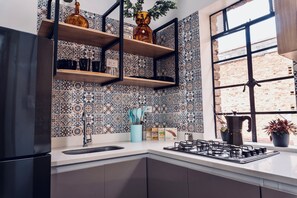 Kühlschrank, Herdplatte, Wasserkocher mit Kaffee-/Teezubehör