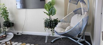 Charming Wolverhampton Apartment With Private Entrance