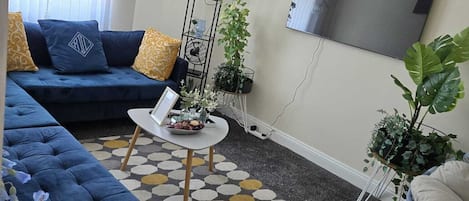 Apartment, 2 Bedrooms, Balcony, City View | Living room