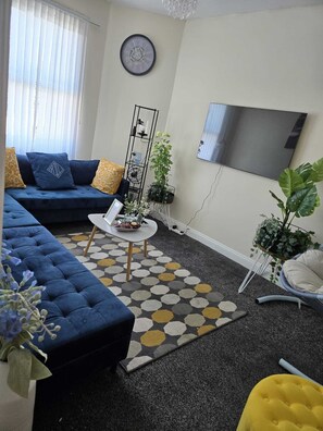 Apartment, 2 Bedrooms, Balcony, City View | Living room - Charming Wolverhampton Apartment With Private Entrance (Wolverhampton)