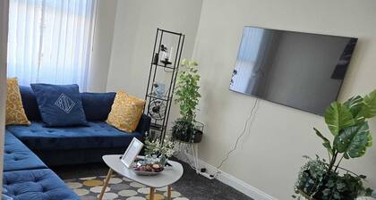 Charming Wolverhampton Apartment With Private Entrance