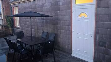 Apartment, 2 Bedrooms, Balcony, City View | Outdoor dining