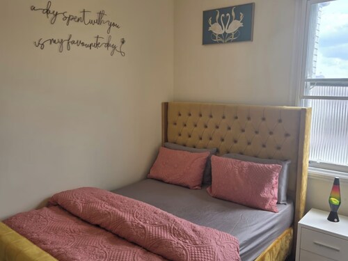 Charming Wolverhampton Apartment With Private Entrance
