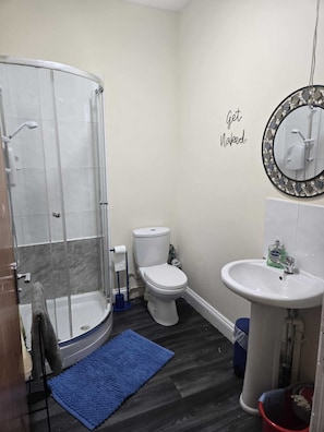 Apartment, 2 Bedrooms, Balcony, City View | Bathroom
