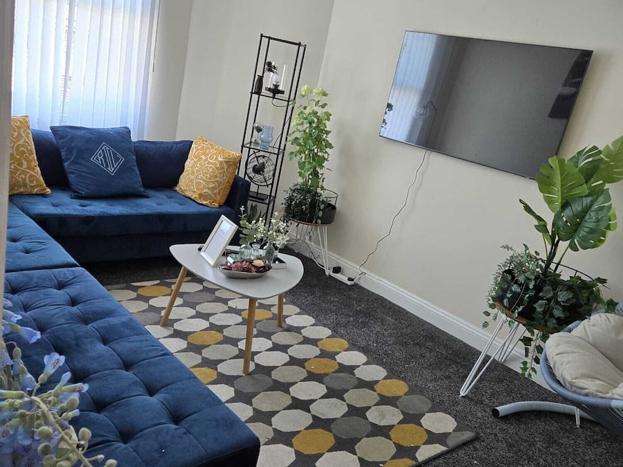 Huoneisto, 2 makuuhuonetta, parveke, kaupunkinäköala | Olohuone