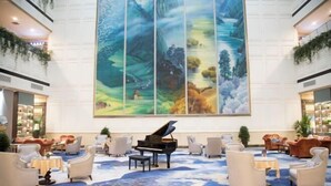 A lobby with a grand piano, comfortable seating, and a large mural on the wall. - Yangling International Conference & Exhibition Center Hotel (Xianyang)