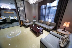 A hotel lobby with a sofa set, a coffee table, and a lamp. - Yangling International Conference & Exhibition Center Hotel (Xianyang)