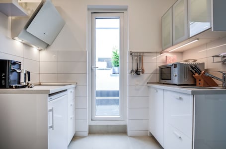 Microwave, oven, stovetop, dishwasher. Stylish & chic, 2 room terrace apartment, 4 persons, subway 2 minutes walk