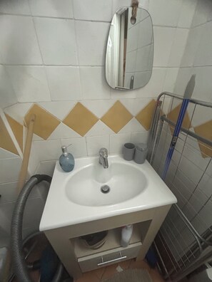 Hårtørrer, håndklæder, Sæbe, Toiletpapir