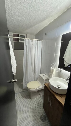 Sèche-cheveux, serviettes fournies, savon, papier toilette