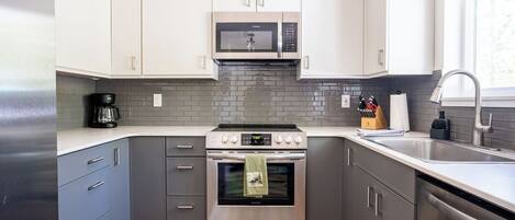 Micro-ondes, four, plaque de cuisson, lave-vaisselle