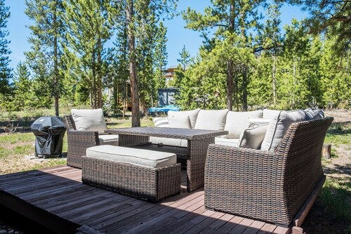 Peaceful Cabin Nestled in the Pines with a Short Walk to Lake Granby