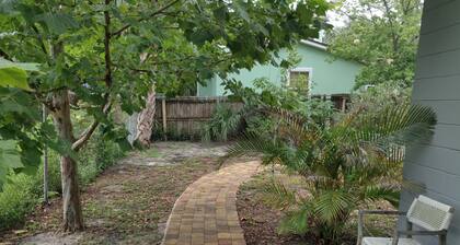 Welcome to the Lily Pad! cozy 1-bedroom house in charming Jacksonville Beach