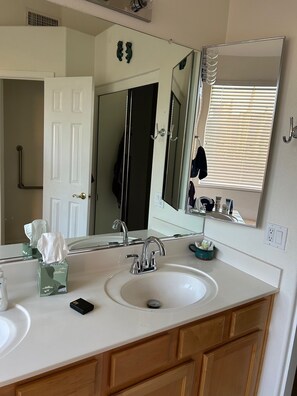 Jetted bath, hair dryer, towels, soap - Relax in Style at This Peaceful 3BR Home in Gold Canyon’s 55+ Community (Gold Canyon)