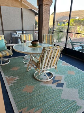 Outdoor dining - Relax in Style at This Peaceful 3BR Home in Gold Canyon’s 55+ Community (Gold Canyon)