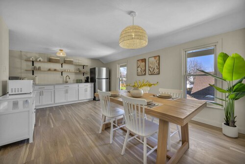 Escape to comfort at Be Cozy Getaway! Located in a serene neighborhood in Euclid.