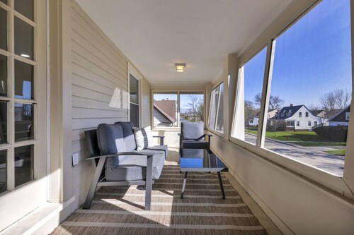 Escape to comfort at Be Cozy Getaway! Located in a serene neighborhood in Euclid.