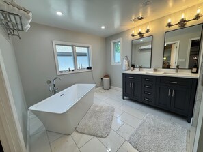 Hair dryer, towels, soap, toilet paper - Charming 3-bedroom house with AC, WiFi in peaceful Bethesda (Bethesda)