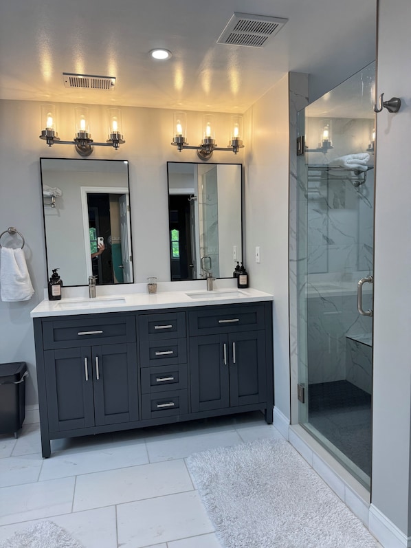Hair dryer, towels, soap, toilet paper - Charming 3-bedroom house with AC, WiFi in peaceful Bethesda (Bethesda)