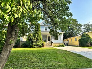 Exterior - Charming 3-bedroom house with AC, WiFi in peaceful Bethesda (Bethesda)