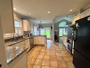 Microondas, horno, parrilla de estufa y lavavajillas