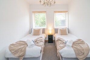 2 bedrooms, iron/ironing board, WiFi, bed sheets - Clydebank 2 Bedroom Home (Clydebank)