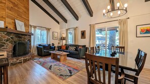 Smart-tv och eldstad