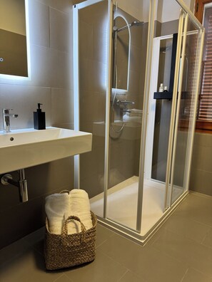 Dusj, hårføner, bidé og håndklær