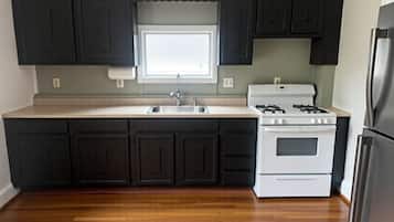 Jääkaappi, mikroaaltouuni, uuni, astianpesukone