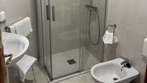 クラシック ダブルまたはツインルーム | バスルーム | 石鹸、シャンプー、トイレットペーパー