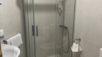 Habitació doble o amb dos llits individuals clàssica | Bany | Sabó, xampú i paper higiènic