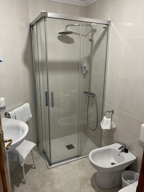 Camera Classic con letto matrimoniale o 2 letti singoli | Bagno | Sapone, shampoo, carta igienica