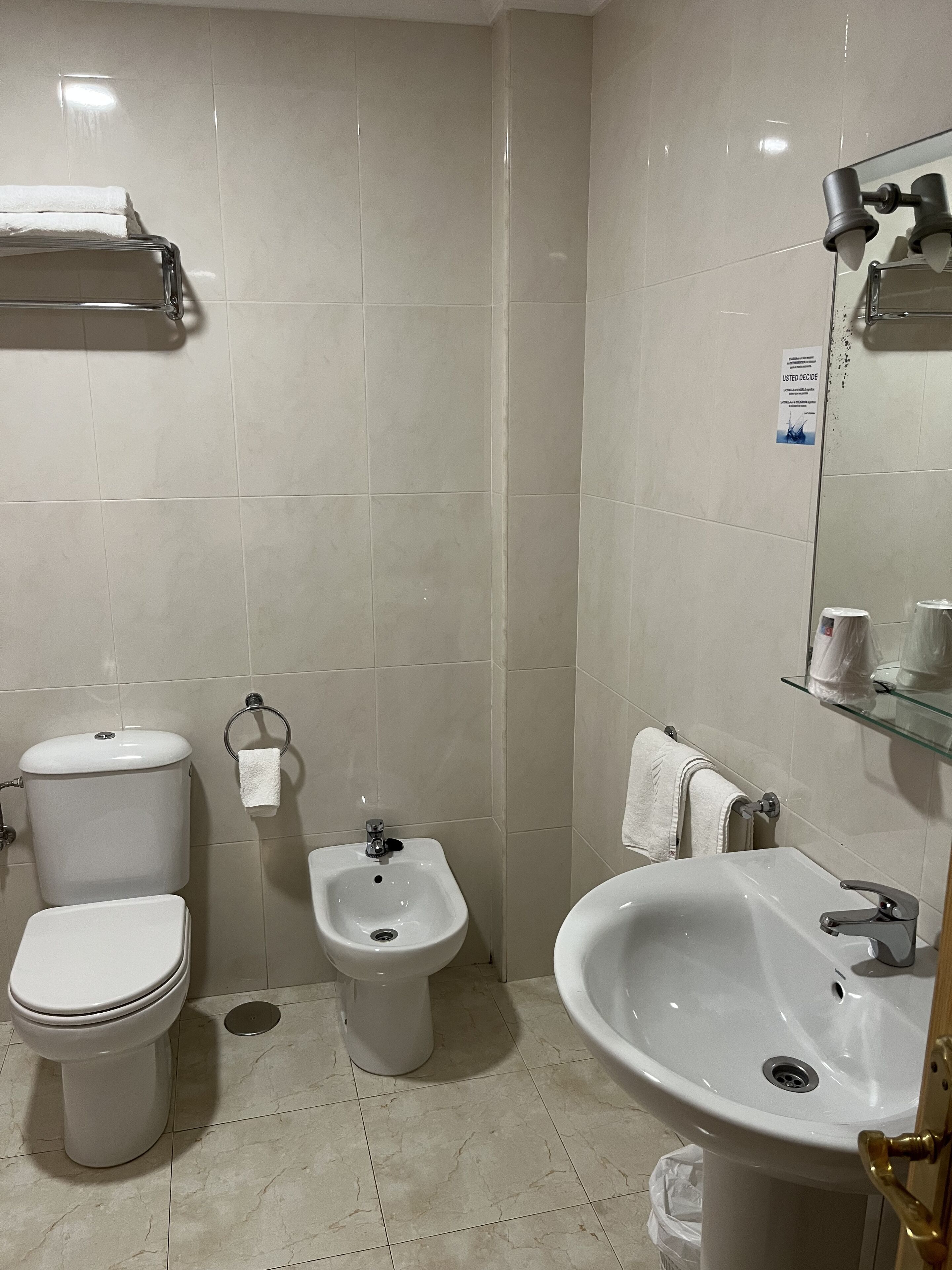 Habitación clásica con 1 cama doble o 2 individuales | Baño | Jabón, champú y papel higiénico