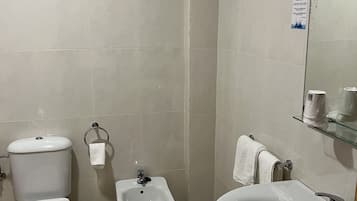 Habitación clásica con 1 cama doble o 2 individuales | Baño | Jabón, champú y papel higiénico