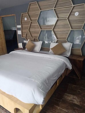 Free WiFi, bed sheets - Varindavan Hotel & Restaurant (Ani)