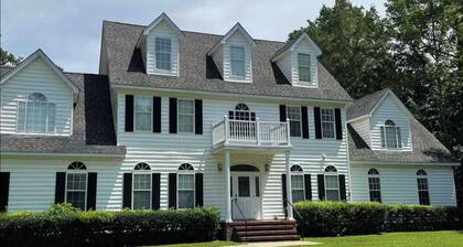 Spacious 5-bedroom house with AC and WiFi in charming Williamsburg