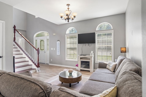 Spacious 5-bedroom house with AC and WiFi in charming Williamsburg