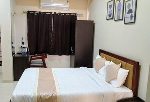 Desk, laptop workspace, free WiFi - Urban Elite Apart Hotel  (Hubli)