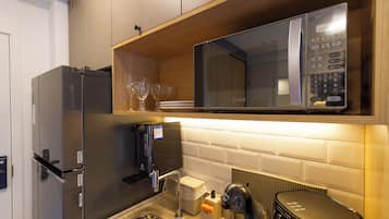 Apartamento Confort, balcón | Cocina privada | Cafetera o tetera