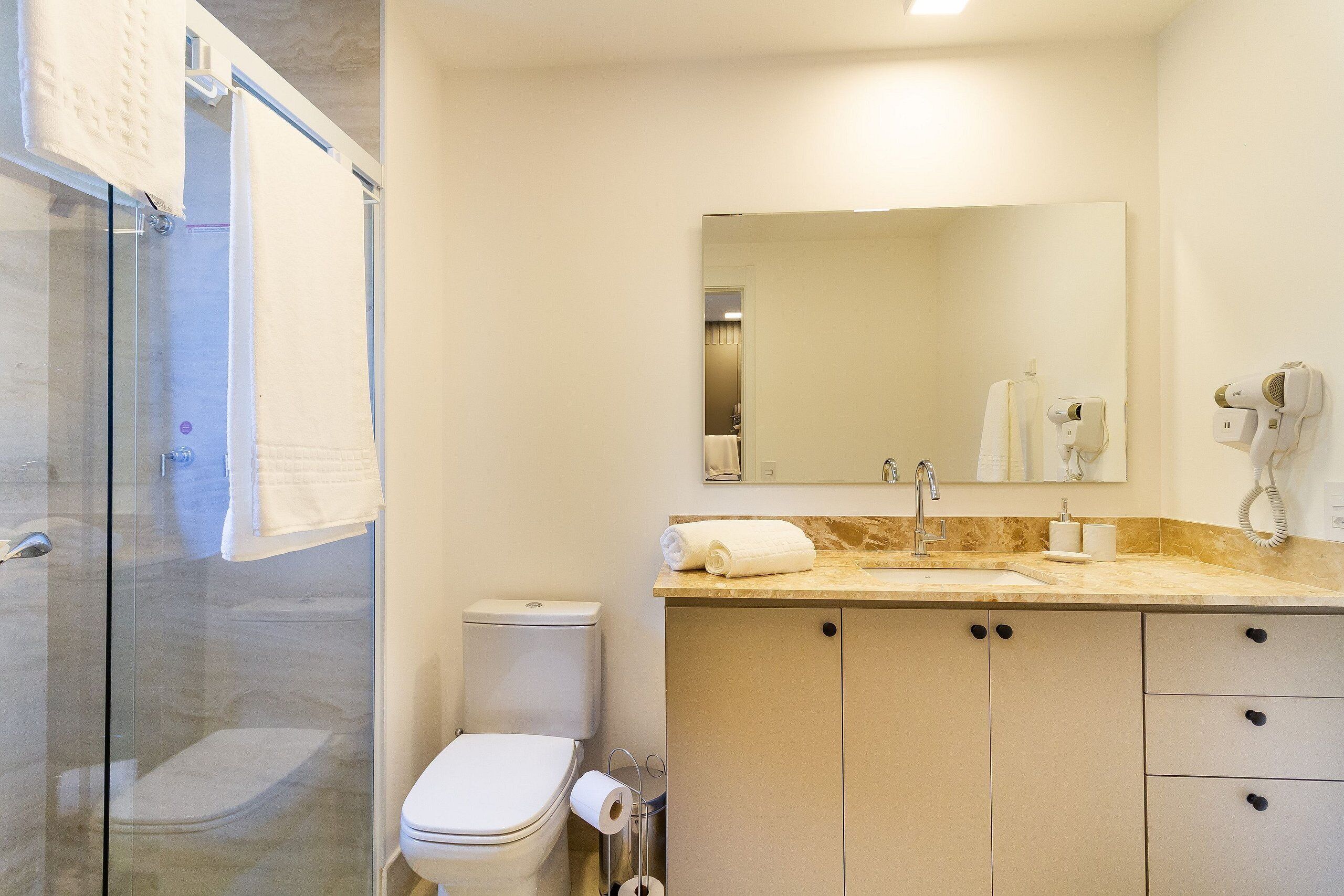 Appartement Affaires | Salle de bain | Douche, sèche-cheveux, savon, shampoing