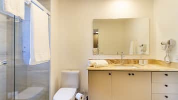 Business Apartment | Bathroom | Shower, hair dryer, soap, shampoo