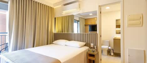 Appartement Affaires | Lit avec matelas à plateau-coussin, fer et planche à repasser