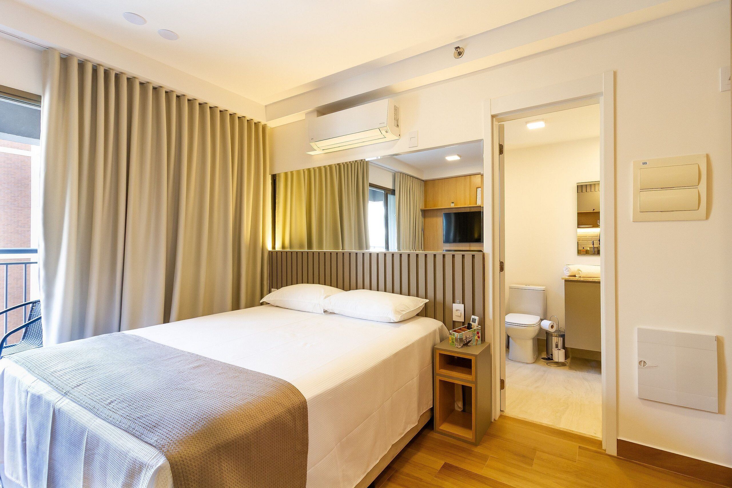 บิสซิเนสอพาร์ทเมนท์ | เตียงพร้อมฟูกเสริมที่นอน, เตารีด/โต๊ะรีดผ้า, Wi-Fi ฟรี, ผ้าปูที่นอน