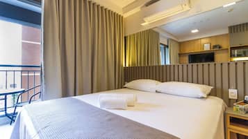 Apartamento Confort, balcón | Colchones con acolchado adicional y tabla de planchar con plancha