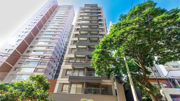 A high-rise residential building with multiple balconies, a clear sky, and surrounding greenery. - Studio p. Allianz e Hosp Albert Einstein (São Paulo)