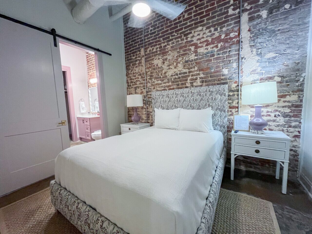 1 habitación, tabla de planchar con plancha, wifi gratis y ropa de cama 