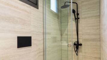 Villa with Private Pool | Banheiro | Chuveiro, chuveiro com efeito de chuva, produtos de toalete grátis