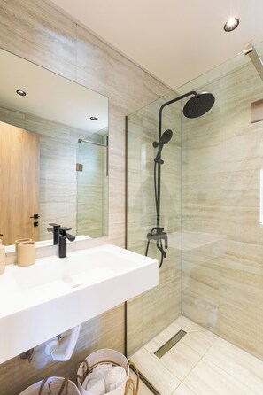Villa with Private Pool | Bathroom | Shower, rainfall showerhead, free toiletries, hair dryer