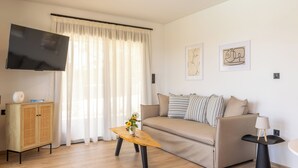 Villa with Private Pool | บริเวณนั่งเล่น | สมาร์ททีวี 43 นิ้ว พร้อมช่องดิจิตอล
